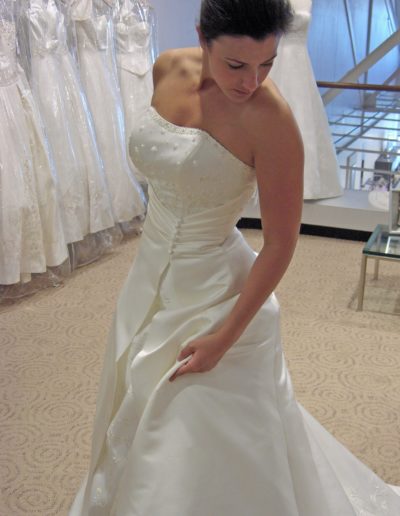 Contemporary-and-elegant-bride-wearing-strapless-wedding-dress